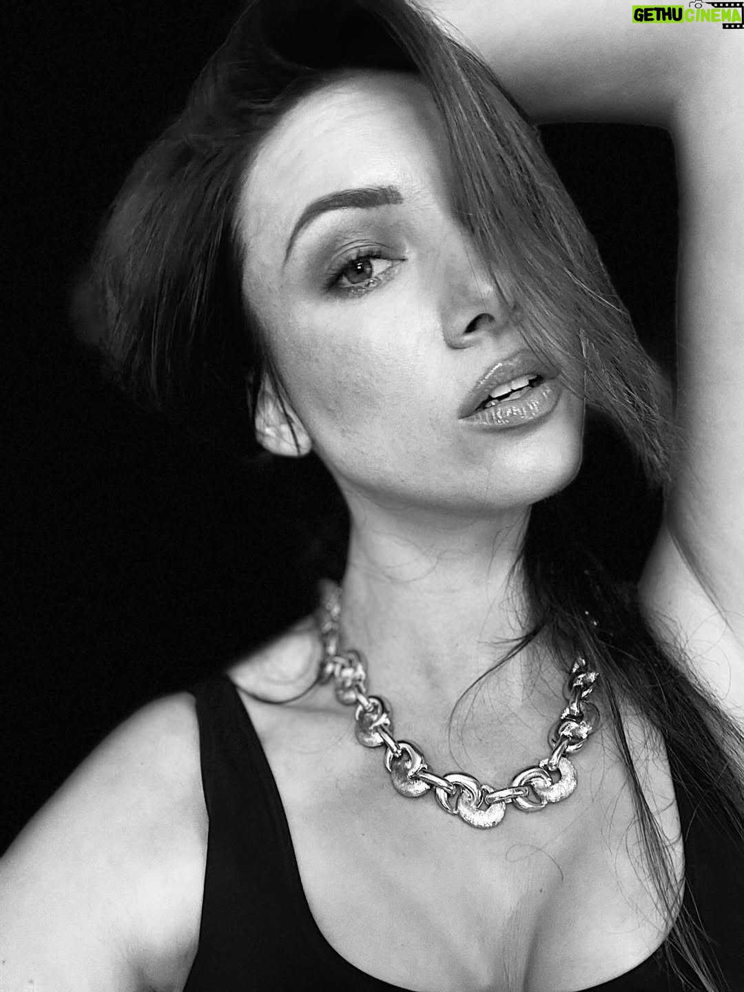 Delphine Wespiser - 20.4K Likes - Auto portrait 👁️
Une préf ? ♥️
