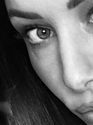 Delphine Wespiser Instagram - Auto portrait 👁️
Une préf ? ♥️