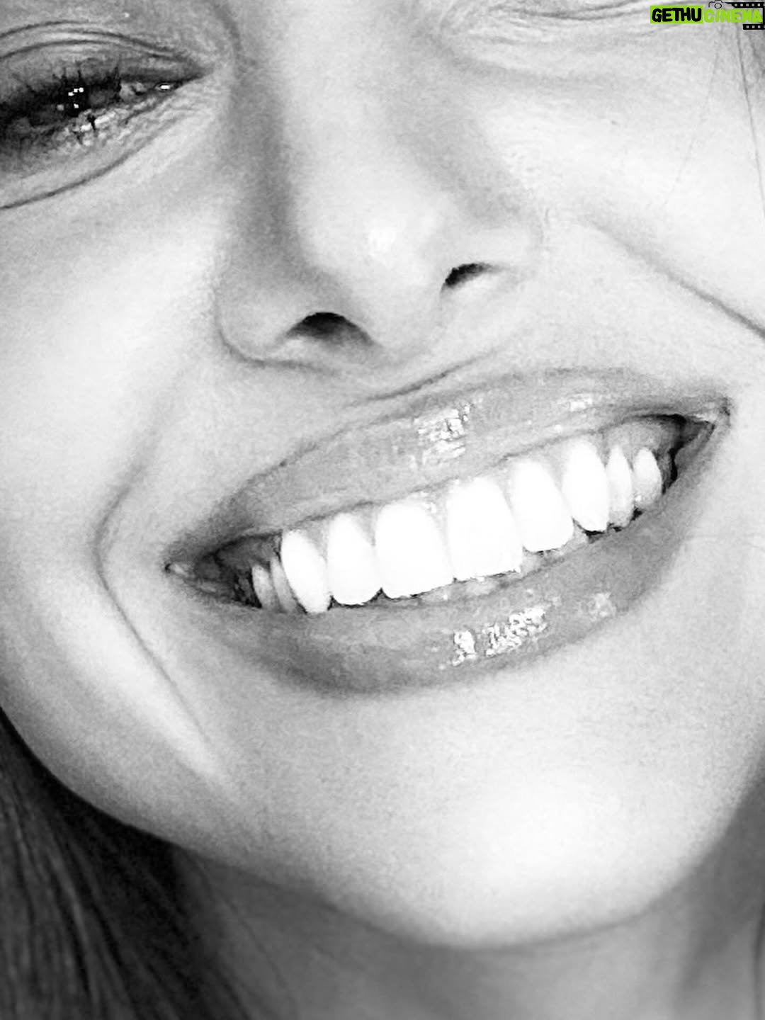 Delphine Wespiser - 20.4K Likes - Auto portrait 👁️
Une préf ? ♥️