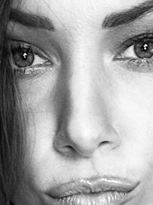 Delphine Wespiser Instagram - Auto portrait 👁️
Une préf ? ♥️