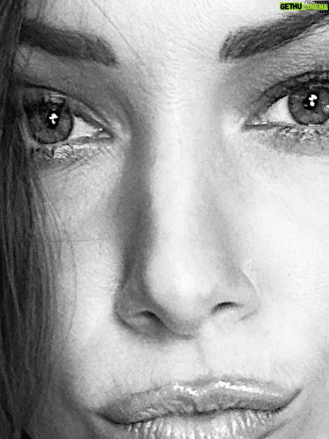 Delphine Wespiser - 20.4K Likes - Auto portrait 👁️
Une préf ? ♥️