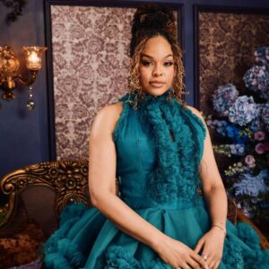 Demetria McKinney Instagram - The diamond of the season has its sparkle! I felt like a rare emerald in the presence of #QueenCharlotte
Stepped into the world of @bridgertonnetflix for a night of pure #magic. Thank you @bevysmith and @netflix for a seat at such a beautiful table. 🥂💚 #dinnerwithbevy @shondarhimes