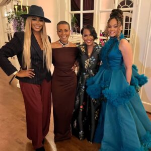 Demetria McKinney Instagram - The diamond of the season has its sparkle! I felt like a rare emerald in the presence of #QueenCharlotte
Stepped into the world of @bridgertonnetflix for a night of pure #magic. Thank you @bevysmith and @netflix for a seat at such a beautiful table. 🥂💚 #dinnerwithbevy @shondarhimes