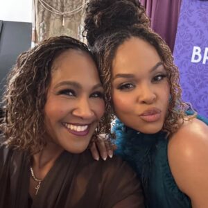 Demetria McKinney Instagram - The diamond of the season has its sparkle! I felt like a rare emerald in the presence of #QueenCharlotte
Stepped into the world of @bridgertonnetflix for a night of pure #magic. Thank you @bevysmith and @netflix for a seat at such a beautiful table. 🥂💚 #dinnerwithbevy @shondarhimes