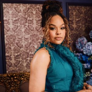 Demetria McKinney Instagram - The diamond of the season has its sparkle! I felt like a rare emerald in the presence of #QueenCharlotte
Stepped into the world of @bridgertonnetflix for a night of pure #magic. Thank you @bevysmith and @netflix for a seat at such a beautiful table. 🥂💚 #dinnerwithbevy @shondarhimes