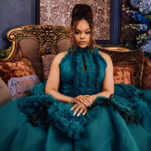 Demetria McKinney Instagram - The diamond of the season has its sparkle! I felt like a rare emerald in the presence of #QueenCharlotte
Stepped into the world of @bridgertonnetflix for a night of pure #magic. Thank you @bevysmith and @netflix for a seat at such a beautiful table. 🥂💚 #dinnerwithbevy @shondarhimes
