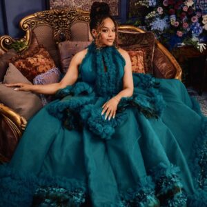 Demetria McKinney Instagram - The diamond of the season has its sparkle! I felt like a rare emerald in the presence of #QueenCharlotte
Stepped into the world of @bridgertonnetflix for a night of pure #magic. Thank you @bevysmith and @netflix for a seat at such a beautiful table. 🥂💚 #dinnerwithbevy @shondarhimes