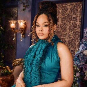 Demetria McKinney Instagram - The diamond of the season has its sparkle! I felt like a rare emerald in the presence of #QueenCharlotte
Stepped into the world of @bridgertonnetflix for a night of pure #magic. Thank you @bevysmith and @netflix for a seat at such a beautiful table. 🥂💚 #dinnerwithbevy @shondarhimes