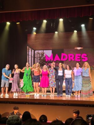 Denisse Dibós Instagram - Ser mamá es, sin duda, una de las locuras más hermosas de la vida. Una verdadera montaña rusa de emociones: amor infinito, risas, cansancio, dudas… y un aprendizaje constante.
Hace más de siete años tuve a bien escuchar la propuesta de @alexandragrana sobre esta obra y me tocó profundamente el corazón. Estoy feliz de haber tenido el privilegio de producir junto a actrices talentosas, queridas y generosas 🌟, que se entregaron con todo para encarnar estas historias y mostrar, con humor y mucha verdad, la maravillosa y desafiante tarea de ser mamá.
Cada función es una oportunidad para reír, jugar y mirarnos al espejo, y cantar “huelga de mamás” 🪧 a todo pulmón 🫁 como homenaje y también catarsis 🗣️de todo lo que vivimos como mamás.
Este mes cerramos un ciclo muy especial: nos quedan solo 6 funciones con nuestro elenco original. Luego, esta obra continuará en manos de un nuevo elenco, una “next generation”, como me gusta llamarlo: nuevas mamis que empiezan este desafío de la maternidad y que se suman a esta increíble aventura.
¡Los esperamos en el teatro! 🎭