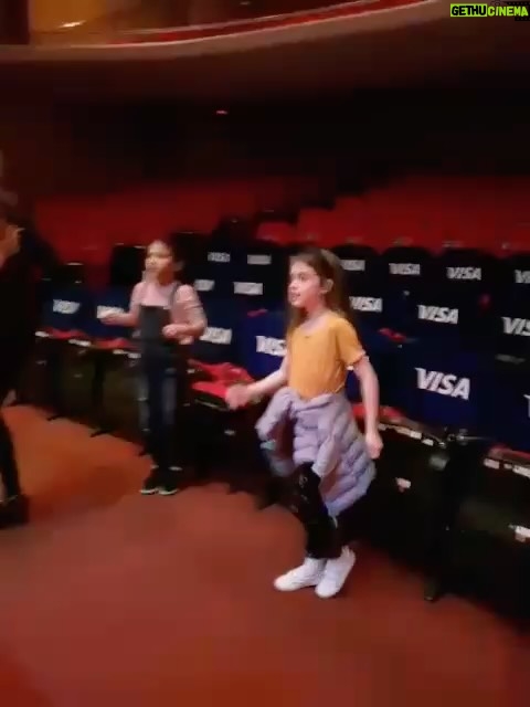 Denisse Dibós - 3 Likes - Ser mamá es, sin duda, una de las locuras más hermosas de la vida. Una verdadera montaña rusa de emociones: amor infinito, risas, cansancio, dudas… y un aprendizaje constante.

Hace más de siete años tuve a bien escuchar la propuesta de @alexandragrana sobre esta obra y me tocó profundamente el corazón. Estoy feliz de haber tenido el privilegio de producir junto a actrices talentosas, queridas y generosas 🌟, que se entregaron con todo para encarnar estas historias y mostrar, con humor y mucha verdad, la maravillosa y desafiante tarea de ser mamá. 

Cada función es una oportunidad para reír, jugar y mirarnos al espejo, y cantar “huelga de mamás” 🪧 a todo pulmón 🫁 como homenaje y también catarsis 🗣️de todo lo que vivimos como mamás.

Este mes cerramos un ciclo muy especial: nos quedan solo 6 funciones con nuestro elenco original. Luego, esta obra continuará en manos de un nuevo elenco, una “next generation”, como me gusta llamarlo: nuevas mamis que empiezan este desafío de la maternidad y que se suman a esta increíble aventura.
¡Los esperamos en el teatro! 🎭