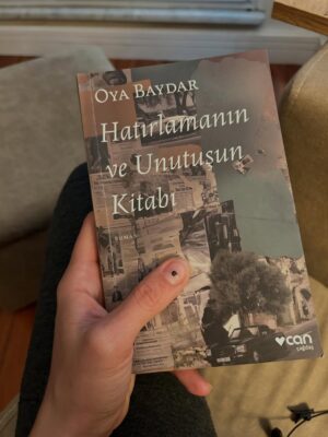Deniz Barut Instagram - Bazen hatırlamak için bazen de unutmak için okumak… Ben kitapları, kitaplıkları, kütüphaneleri ve bunları sevenleri hep sevdim. Geçmişe dönüp sayfalarına aldığım notları okuyunca kendimi daha iyi tanıdım. Her yaşıma ve dönemime şahit olan hikayelerin içine hikayeler bıraktığımı farkettim kütüphanemde… Kendimi hep yamacında konumlandırdım kitapların, o halimi de sevdim. Bir çoğunuzla aynı şeyi düşündüğümü biliyorum, okuduğum her hikayenin içinde ya da içindeki birinde yaşamayı bir süre, hep sevdim. Sevdiğimi sevmemesinden, sevdiklerini sevmemekten ve bunları tatlı bir şaşkınlıkla tartışıp konuşmaktan hep keyif aldım. Artık birlikte, çoğalarak ve paylaşarak da yapabiliriz :) 
Keyifle başlattığım @okurhane2026 bir kitapsever kulubü, her ay bir kitabı beraber okumak, üzerine konuşmak, belki (mümkünse) yazarlarıyla buluşmak için sende katıl❤️