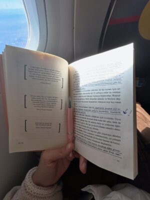 Deniz Barut Instagram - Bazen hatırlamak için bazen de unutmak için okumak… Ben kitapları, kitaplıkları, kütüphaneleri ve bunları sevenleri hep sevdim. Geçmişe dönüp sayfalarına aldığım notları okuyunca kendimi daha iyi tanıdım. Her yaşıma ve dönemime şahit olan hikayelerin içine hikayeler bıraktığımı farkettim kütüphanemde… Kendimi hep yamacında konumlandırdım kitapların, o halimi de sevdim. Bir çoğunuzla aynı şeyi düşündüğümü biliyorum, okuduğum her hikayenin içinde ya da içindeki birinde yaşamayı bir süre, hep sevdim. Sevdiğimi sevmemesinden, sevdiklerini sevmemekten ve bunları tatlı bir şaşkınlıkla tartışıp konuşmaktan hep keyif aldım. Artık birlikte, çoğalarak ve paylaşarak da yapabiliriz :) 
Keyifle başlattığım @okurhane2026 bir kitapsever kulubü, her ay bir kitabı beraber okumak, üzerine konuşmak, belki (mümkünse) yazarlarıyla buluşmak için sende katıl❤️