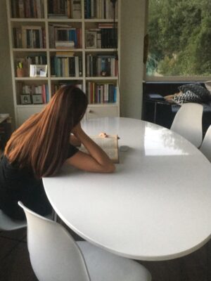 Deniz Barut Instagram - Bazen hatırlamak için bazen de unutmak için okumak… Ben kitapları, kitaplıkları, kütüphaneleri ve bunları sevenleri hep sevdim. Geçmişe dönüp sayfalarına aldığım notları okuyunca kendimi daha iyi tanıdım. Her yaşıma ve dönemime şahit olan hikayelerin içine hikayeler bıraktığımı farkettim kütüphanemde… Kendimi hep yamacında konumlandırdım kitapların, o halimi de sevdim. Bir çoğunuzla aynı şeyi düşündüğümü biliyorum, okuduğum her hikayenin içinde ya da içindeki birinde yaşamayı bir süre, hep sevdim. Sevdiğimi sevmemesinden, sevdiklerini sevmemekten ve bunları tatlı bir şaşkınlıkla tartışıp konuşmaktan hep keyif aldım. Artık birlikte, çoğalarak ve paylaşarak da yapabiliriz :) 
Keyifle başlattığım @okurhane2026 bir kitapsever kulubü, her ay bir kitabı beraber okumak, üzerine konuşmak, belki (mümkünse) yazarlarıyla buluşmak için sende katıl❤️
