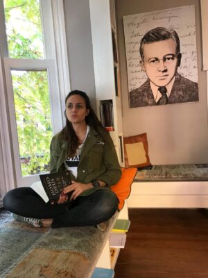 Deniz Barut Instagram - Bazen hatırlamak için bazen de unutmak için okumak… Ben kitapları, kitaplıkları, kütüphaneleri ve bunları sevenleri hep sevdim. Geçmişe dönüp sayfalarına aldığım notları okuyunca kendimi daha iyi tanıdım. Her yaşıma ve dönemime şahit olan hikayelerin içine hikayeler bıraktığımı farkettim kütüphanemde… Kendimi hep yamacında konumlandırdım kitapların, o halimi de sevdim. Bir çoğunuzla aynı şeyi düşündüğümü biliyorum, okuduğum her hikayenin içinde ya da içindeki birinde yaşamayı bir süre, hep sevdim. Sevdiğimi sevmemesinden, sevdiklerini sevmemekten ve bunları tatlı bir şaşkınlıkla tartışıp konuşmaktan hep keyif aldım. Artık birlikte, çoğalarak ve paylaşarak da yapabiliriz :) 
Keyifle başlattığım @okurhane2026 bir kitapsever kulubü, her ay bir kitabı beraber okumak, üzerine konuşmak, belki (mümkünse) yazarlarıyla buluşmak için sende katıl❤️