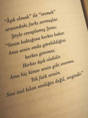 Deniz Barut Instagram - Bazen hatırlamak için bazen de unutmak için okumak… Ben kitapları, kitaplıkları, kütüphaneleri ve bunları sevenleri hep sevdim. Geçmişe dönüp sayfalarına aldığım notları okuyunca kendimi daha iyi tanıdım. Her yaşıma ve dönemime şahit olan hikayelerin içine hikayeler bıraktığımı farkettim kütüphanemde… Kendimi hep yamacında konumlandırdım kitapların, o halimi de sevdim. Bir çoğunuzla aynı şeyi düşündüğümü biliyorum, okuduğum her hikayenin içinde ya da içindeki birinde yaşamayı bir süre, hep sevdim. Sevdiğimi sevmemesinden, sevdiklerini sevmemekten ve bunları tatlı bir şaşkınlıkla tartışıp konuşmaktan hep keyif aldım. Artık birlikte, çoğalarak ve paylaşarak da yapabiliriz :) 
Keyifle başlattığım @okurhane2026 bir kitapsever kulubü, her ay bir kitabı beraber okumak, üzerine konuşmak, belki (mümkünse) yazarlarıyla buluşmak için sende katıl❤️