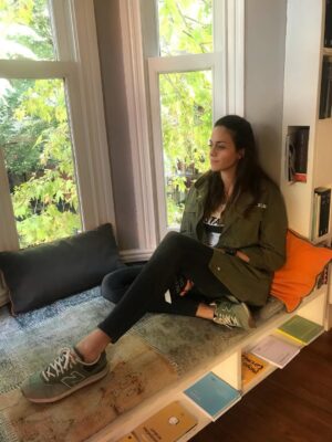Deniz Barut Instagram - Bazen hatırlamak için bazen de unutmak için okumak… Ben kitapları, kitaplıkları, kütüphaneleri ve bunları sevenleri hep sevdim. Geçmişe dönüp sayfalarına aldığım notları okuyunca kendimi daha iyi tanıdım. Her yaşıma ve dönemime şahit olan hikayelerin içine hikayeler bıraktığımı farkettim kütüphanemde… Kendimi hep yamacında konumlandırdım kitapların, o halimi de sevdim. Bir çoğunuzla aynı şeyi düşündüğümü biliyorum, okuduğum her hikayenin içinde ya da içindeki birinde yaşamayı bir süre, hep sevdim. Sevdiğimi sevmemesinden, sevdiklerini sevmemekten ve bunları tatlı bir şaşkınlıkla tartışıp konuşmaktan hep keyif aldım. Artık birlikte, çoğalarak ve paylaşarak da yapabiliriz :) 
Keyifle başlattığım @okurhane2026 bir kitapsever kulubü, her ay bir kitabı beraber okumak, üzerine konuşmak, belki (mümkünse) yazarlarıyla buluşmak için sende katıl❤️