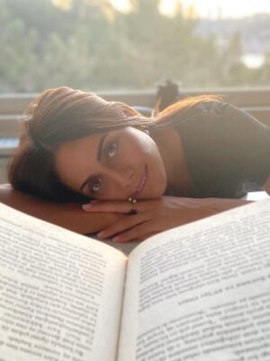Deniz Barut Instagram - Bazen hatırlamak için bazen de unutmak için okumak… Ben kitapları, kitaplıkları, kütüphaneleri ve bunları sevenleri hep sevdim. Geçmişe dönüp sayfalarına aldığım notları okuyunca kendimi daha iyi tanıdım. Her yaşıma ve dönemime şahit olan hikayelerin içine hikayeler bıraktığımı farkettim kütüphanemde… Kendimi hep yamacında konumlandırdım kitapların, o halimi de sevdim. Bir çoğunuzla aynı şeyi düşündüğümü biliyorum, okuduğum her hikayenin içinde ya da içindeki birinde yaşamayı bir süre, hep sevdim. Sevdiğimi sevmemesinden, sevdiklerini sevmemekten ve bunları tatlı bir şaşkınlıkla tartışıp konuşmaktan hep keyif aldım. Artık birlikte, çoğalarak ve paylaşarak da yapabiliriz :) 
Keyifle başlattığım @okurhane2026 bir kitapsever kulubü, her ay bir kitabı beraber okumak, üzerine konuşmak, belki (mümkünse) yazarlarıyla buluşmak için sende katıl❤️