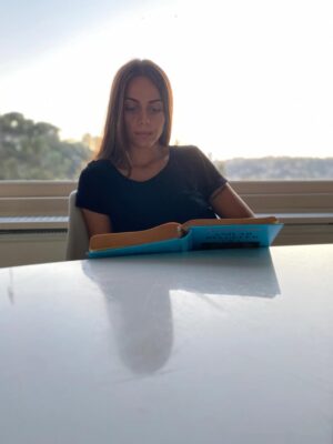 Deniz Barut Instagram - Bazen hatırlamak için bazen de unutmak için okumak… Ben kitapları, kitaplıkları, kütüphaneleri ve bunları sevenleri hep sevdim. Geçmişe dönüp sayfalarına aldığım notları okuyunca kendimi daha iyi tanıdım. Her yaşıma ve dönemime şahit olan hikayelerin içine hikayeler bıraktığımı farkettim kütüphanemde… Kendimi hep yamacında konumlandırdım kitapların, o halimi de sevdim. Bir çoğunuzla aynı şeyi düşündüğümü biliyorum, okuduğum her hikayenin içinde ya da içindeki birinde yaşamayı bir süre, hep sevdim. Sevdiğimi sevmemesinden, sevdiklerini sevmemekten ve bunları tatlı bir şaşkınlıkla tartışıp konuşmaktan hep keyif aldım. Artık birlikte, çoğalarak ve paylaşarak da yapabiliriz :) 
Keyifle başlattığım @okurhane2026 bir kitapsever kulubü, her ay bir kitabı beraber okumak, üzerine konuşmak, belki (mümkünse) yazarlarıyla buluşmak için sende katıl❤️