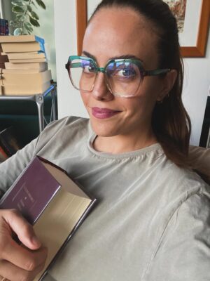 Deniz Barut Instagram - Bazen hatırlamak için bazen de unutmak için okumak… Ben kitapları, kitaplıkları, kütüphaneleri ve bunları sevenleri hep sevdim. Geçmişe dönüp sayfalarına aldığım notları okuyunca kendimi daha iyi tanıdım. Her yaşıma ve dönemime şahit olan hikayelerin içine hikayeler bıraktığımı farkettim kütüphanemde… Kendimi hep yamacında konumlandırdım kitapların, o halimi de sevdim. Bir çoğunuzla aynı şeyi düşündüğümü biliyorum, okuduğum her hikayenin içinde ya da içindeki birinde yaşamayı bir süre, hep sevdim. Sevdiğimi sevmemesinden, sevdiklerini sevmemekten ve bunları tatlı bir şaşkınlıkla tartışıp konuşmaktan hep keyif aldım. Artık birlikte, çoğalarak ve paylaşarak da yapabiliriz :) 
Keyifle başlattığım @okurhane2026 bir kitapsever kulubü, her ay bir kitabı beraber okumak, üzerine konuşmak, belki (mümkünse) yazarlarıyla buluşmak için sende katıl❤️
