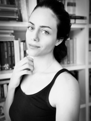 Deniz Barut Instagram - Bazen hatırlamak için bazen de unutmak için okumak… Ben kitapları, kitaplıkları, kütüphaneleri ve bunları sevenleri hep sevdim. Geçmişe dönüp sayfalarına aldığım notları okuyunca kendimi daha iyi tanıdım. Her yaşıma ve dönemime şahit olan hikayelerin içine hikayeler bıraktığımı farkettim kütüphanemde… Kendimi hep yamacında konumlandırdım kitapların, o halimi de sevdim. Bir çoğunuzla aynı şeyi düşündüğümü biliyorum, okuduğum her hikayenin içinde ya da içindeki birinde yaşamayı bir süre, hep sevdim. Sevdiğimi sevmemesinden, sevdiklerini sevmemekten ve bunları tatlı bir şaşkınlıkla tartışıp konuşmaktan hep keyif aldım. Artık birlikte, çoğalarak ve paylaşarak da yapabiliriz :) 
Keyifle başlattığım @okurhane2026 bir kitapsever kulubü, her ay bir kitabı beraber okumak, üzerine konuşmak, belki (mümkünse) yazarlarıyla buluşmak için sende katıl❤️