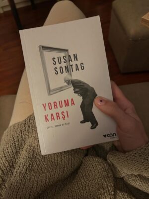 Deniz Barut Instagram - Bazen hatırlamak için bazen de unutmak için okumak… Ben kitapları, kitaplıkları, kütüphaneleri ve bunları sevenleri hep sevdim. Geçmişe dönüp sayfalarına aldığım notları okuyunca kendimi daha iyi tanıdım. Her yaşıma ve dönemime şahit olan hikayelerin içine hikayeler bıraktığımı farkettim kütüphanemde… Kendimi hep yamacında konumlandırdım kitapların, o halimi de sevdim. Bir çoğunuzla aynı şeyi düşündüğümü biliyorum, okuduğum her hikayenin içinde ya da içindeki birinde yaşamayı bir süre, hep sevdim. Sevdiğimi sevmemesinden, sevdiklerini sevmemekten ve bunları tatlı bir şaşkınlıkla tartışıp konuşmaktan hep keyif aldım. Artık birlikte, çoğalarak ve paylaşarak da yapabiliriz :) 
Keyifle başlattığım @okurhane2026 bir kitapsever kulubü, her ay bir kitabı beraber okumak, üzerine konuşmak, belki (mümkünse) yazarlarıyla buluşmak için sende katıl❤️