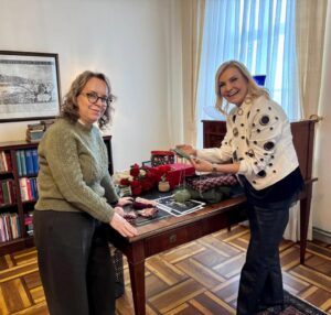 Derya Baykal Instagram - Bugün Baskonsolos Karin Hernmarck'ın daveti üzerine İsveç Başkonsolosluğun'da kendisi ve ekibiyle örgünün gücü ve birleştiriciliği üzerine harika bir sohbet gerçekleştirdik. Kendisinin de çok iyi örgü ördüğünü ve iki ülke arasında örgü aracılığıyla kurmak istediği bağ ve yeni insiyatif "Crafting Connections" hakkında konuştuk. Nazik davetleri için tekrar teşekkür ediyor, biz kadınları birleştiren evrensel dil "örgü dili"nde tekrar buluşmak üzere diyorum. 🧶🥰

🇹🇷🇸🇪

@swedeninistanbul