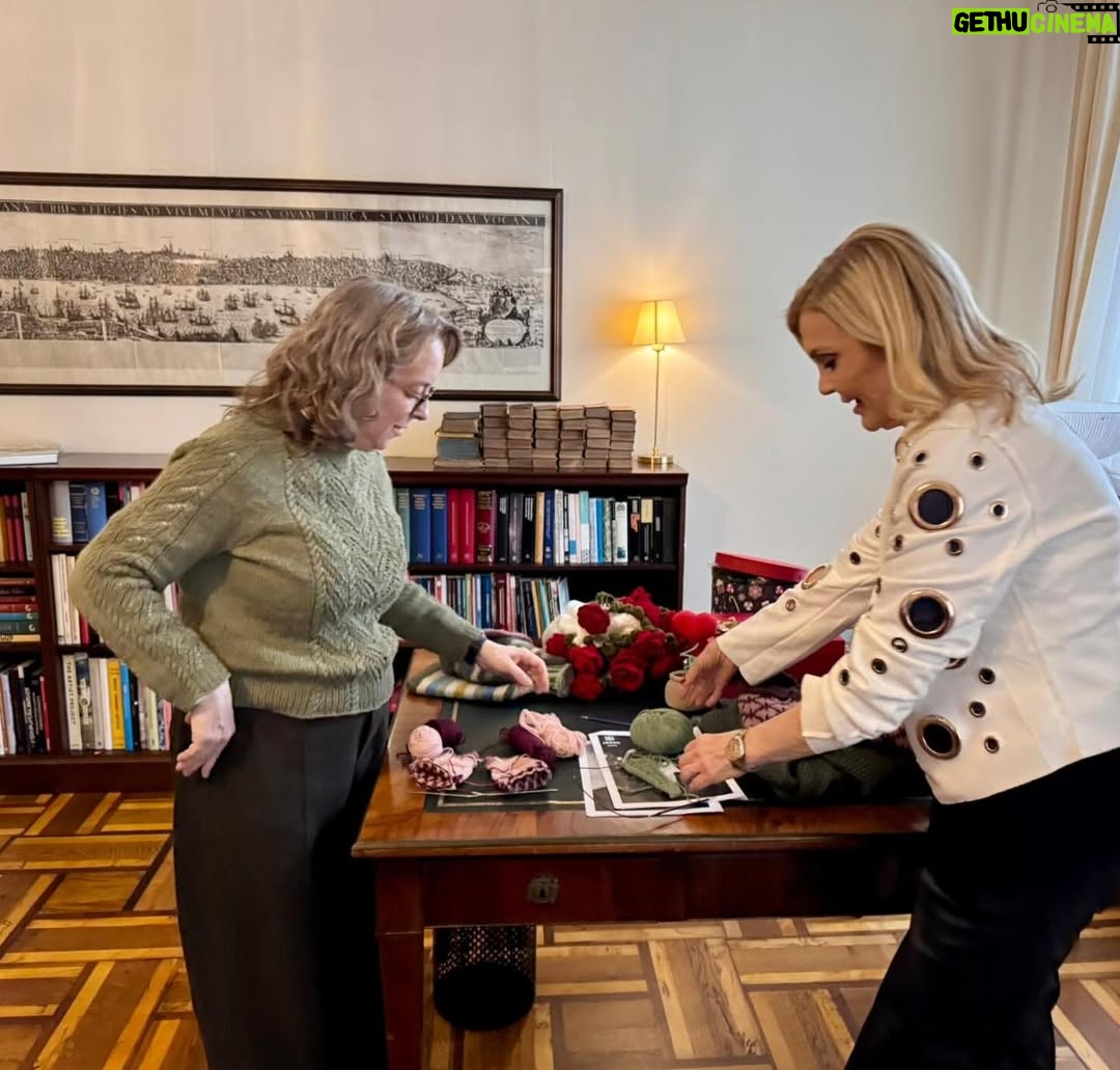 Derya Baykal - 12.2K Likes - Bugün Baskonsolos Karin Hernmarck'ın daveti üzerine İsveç Başkonsolosluğun'da kendisi ve ekibiyle örgünün gücü ve birleştiriciliği üzerine harika bir sohbet gerçekleştirdik. Kendisinin de çok iyi örgü ördüğünü ve iki ülke arasında örgü aracılığıyla kurmak istediği bağ ve yeni insiyatif "Crafting Connections" hakkında konuştuk. Nazik davetleri için tekrar teşekkür ediyor, biz kadınları birleştiren evrensel dil "örgü dili"nde tekrar buluşmak üzere diyorum. 🧶🥰

🇹🇷🇸🇪

@swedeninistanbul