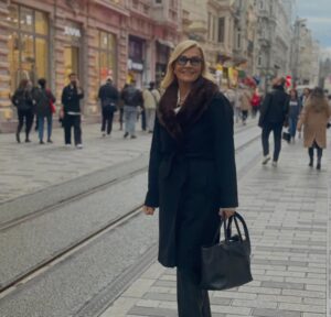 Derya Baykal Instagram - Bugün Baskonsolos Karin Hernmarck'ın daveti üzerine İsveç Başkonsolosluğun'da kendisi ve ekibiyle örgünün gücü ve birleştiriciliği üzerine harika bir sohbet gerçekleştirdik. Kendisinin de çok iyi örgü ördüğünü ve iki ülke arasında örgü aracılığıyla kurmak istediği bağ ve yeni insiyatif "Crafting Connections" hakkında konuştuk. Nazik davetleri için tekrar teşekkür ediyor, biz kadınları birleştiren evrensel dil "örgü dili"nde tekrar buluşmak üzere diyorum. 🧶🥰

🇹🇷🇸🇪

@swedeninistanbul