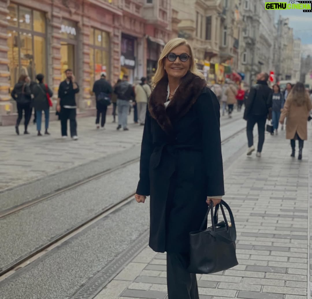 Derya Baykal - 12.2K Likes - Bugün Baskonsolos Karin Hernmarck'ın daveti üzerine İsveç Başkonsolosluğun'da kendisi ve ekibiyle örgünün gücü ve birleştiriciliği üzerine harika bir sohbet gerçekleştirdik. Kendisinin de çok iyi örgü ördüğünü ve iki ülke arasında örgü aracılığıyla kurmak istediği bağ ve yeni insiyatif "Crafting Connections" hakkında konuştuk. Nazik davetleri için tekrar teşekkür ediyor, biz kadınları birleştiren evrensel dil "örgü dili"nde tekrar buluşmak üzere diyorum. 🧶🥰

🇹🇷🇸🇪

@swedeninistanbul