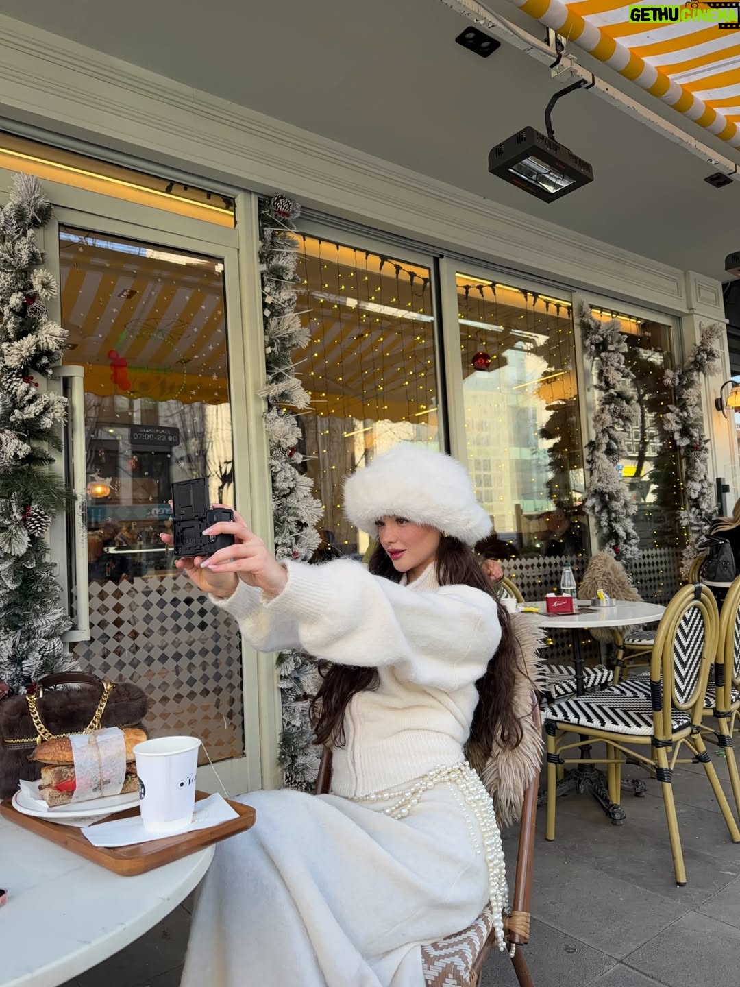 Derya Pınar Ak - 192K Likes - Her zaman benimle olan Garnier Vitamin C serumum 🤍✨ Favorim hep belli! @garnierturkiye 💛
#garnierskincare #işbirliği