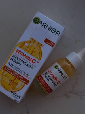 Derya Pınar Ak Instagram - Her zaman benimle olan Garnier Vitamin C serumum 🤍✨ Favorim hep belli! @garnierturkiye 💛
#garnierskincare #işbirliği
