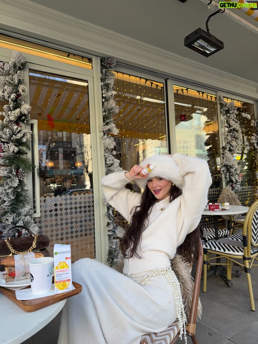 Derya Pınar Ak - 192K Likes - Her zaman benimle olan Garnier Vitamin C serumum 🤍✨ Favorim hep belli! @garnierturkiye 💛
#garnierskincare #işbirliği