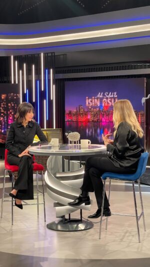 Derya Şensoy Instagram - Yeni oyunum “Diyemedim”i konuştuk @aslisafaklaisinasli ‘nda bu akşam 20:00’da @bloomberghttv ‘de!

Oyun konuşacağız diye girdik konuya ama hayata dair her şeyi konuştuk sanırım mor ojeninin bereketine kadar geldi konu di mi? @aslisafak 💜😂😂