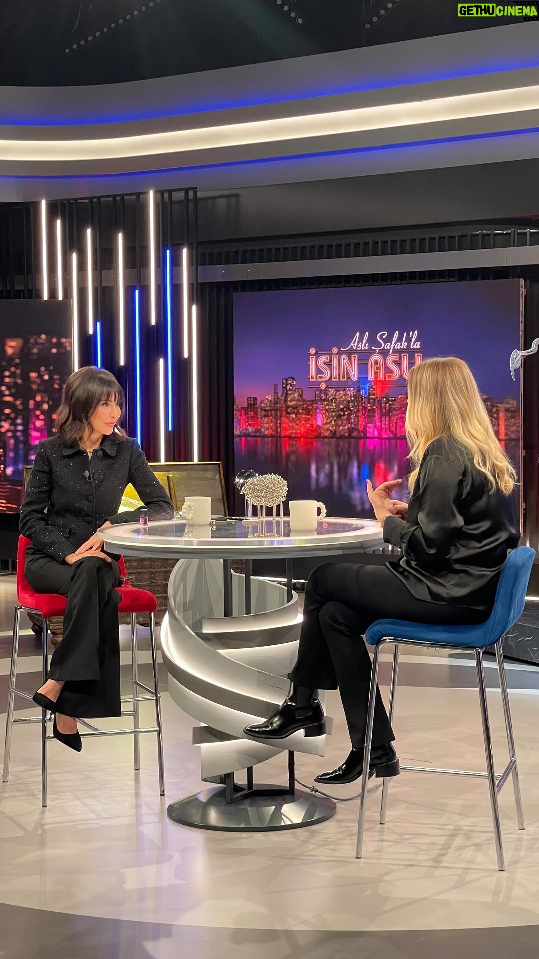 Derya Şensoy - 662 Likes - Yeni oyunum “Diyemedim”i konuştuk @aslisafaklaisinasli ‘nda bu akşam 20:00’da @bloomberghttv ‘de!

Oyun konuşacağız diye girdik konuya ama hayata dair her şeyi konuştuk sanırım mor ojeninin bereketine kadar geldi konu di mi? @aslisafak 💜😂😂