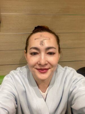 Dewi Rezer Instagram - Ash Wednesday 🙏🏻😇 Puii Tuhan 

#ashwednesday #rabuabu #marcelinolefrandt #dewirezer #brinettelefrandt