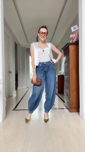 Dewi Rezer Instagram - Vest : @zara 
Jeans : @zara 
#fashion #dewirezer