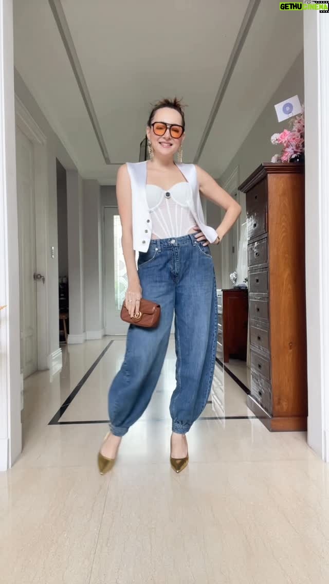 Dewi Rezer - 4.6K Likes - Vest : @zara 
Jeans : @zara 
#fashion #dewirezer