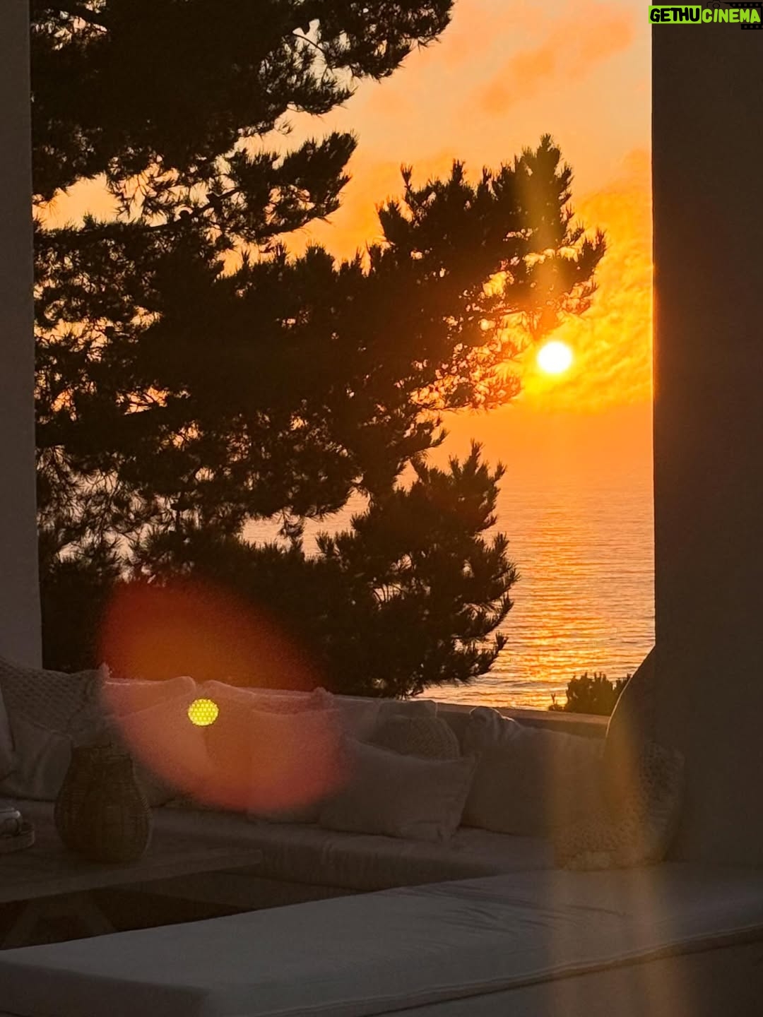 Diana Bolocco - 47.6K Likes - Febrero, me diste pausa, descanso, playa, sur, amigos y tiempo con mi papito. Y antes de todo esto me diste una final en el Movistar con 10 mil personas (junto a un equipo increíble) Y también me diste mucho mucho amor….. Infinitas gracias. Tengo las pilas recargadas para volver. Nos vemos el lunes por las pantallas de @chilevision