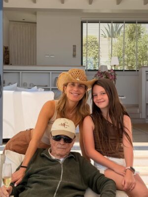 Diana Bolocco Instagram - Febrero, me diste pausa, descanso, playa, sur, amigos y tiempo con mi papito. Y antes de todo esto me diste una final en el Movistar con 10 mil personas (junto a un equipo increíble) Y también me diste mucho mucho amor….. Infinitas gracias. Tengo las pilas recargadas para volver. Nos vemos el lunes por las pantallas de @chilevision