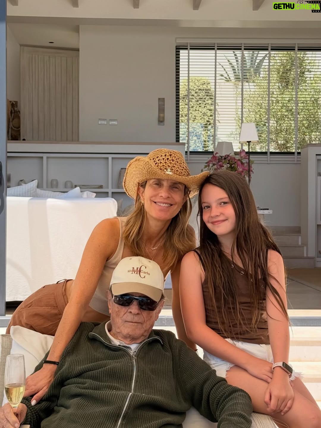 Diana Bolocco - 47.6K Likes - Febrero, me diste pausa, descanso, playa, sur, amigos y tiempo con mi papito. Y antes de todo esto me diste una final en el Movistar con 10 mil personas (junto a un equipo increíble) Y también me diste mucho mucho amor….. Infinitas gracias. Tengo las pilas recargadas para volver. Nos vemos el lunes por las pantallas de @chilevision
