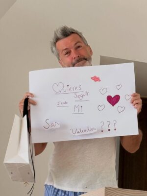 Diana Bolocco Instagram - Febrero, me diste pausa, descanso, playa, sur, amigos y tiempo con mi papito. Y antes de todo esto me diste una final en el Movistar con 10 mil personas (junto a un equipo increíble) Y también me diste mucho mucho amor….. Infinitas gracias. Tengo las pilas recargadas para volver. Nos vemos el lunes por las pantallas de @chilevision