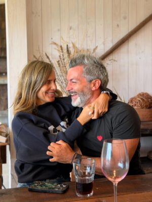 Diana Bolocco Instagram - Febrero, me diste pausa, descanso, playa, sur, amigos y tiempo con mi papito. Y antes de todo esto me diste una final en el Movistar con 10 mil personas (junto a un equipo increíble) Y también me diste mucho mucho amor….. Infinitas gracias. Tengo las pilas recargadas para volver. Nos vemos el lunes por las pantallas de @chilevision