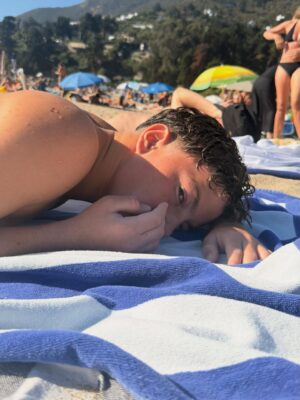 Diana Bolocco Instagram - Febrero, me diste pausa, descanso, playa, sur, amigos y tiempo con mi papito. Y antes de todo esto me diste una final en el Movistar con 10 mil personas (junto a un equipo increíble) Y también me diste mucho mucho amor….. Infinitas gracias. Tengo las pilas recargadas para volver. Nos vemos el lunes por las pantallas de @chilevision