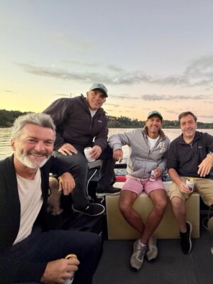 Diana Bolocco Instagram - Febrero, me diste pausa, descanso, playa, sur, amigos y tiempo con mi papito. Y antes de todo esto me diste una final en el Movistar con 10 mil personas (junto a un equipo increíble) Y también me diste mucho mucho amor….. Infinitas gracias. Tengo las pilas recargadas para volver. Nos vemos el lunes por las pantallas de @chilevision