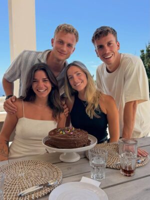 Diana Bolocco Instagram - Febrero, me diste pausa, descanso, playa, sur, amigos y tiempo con mi papito. Y antes de todo esto me diste una final en el Movistar con 10 mil personas (junto a un equipo increíble) Y también me diste mucho mucho amor….. Infinitas gracias. Tengo las pilas recargadas para volver. Nos vemos el lunes por las pantallas de @chilevision