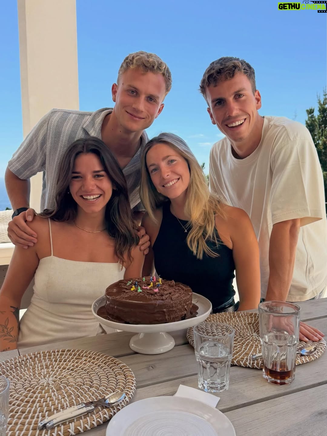 Diana Bolocco - 47.6K Likes - Febrero, me diste pausa, descanso, playa, sur, amigos y tiempo con mi papito. Y antes de todo esto me diste una final en el Movistar con 10 mil personas (junto a un equipo increíble) Y también me diste mucho mucho amor….. Infinitas gracias. Tengo las pilas recargadas para volver. Nos vemos el lunes por las pantallas de @chilevision