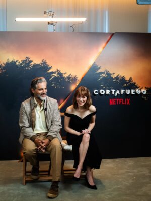 Diana Gómez Instagram - Presentando Cortafuego 💥

Dirigida por @davidvictori, quién a parte de dominar el ritmo, la emoción y la tensión en pantalla, tiene la habilidad de crear equipos maravillosos y crear un ambiente favorable y lúdico para lanzarte y jugar. 

Junto con unos compañeros con un talento desbordante:  @belencuesta, @joacofurriel, Enric Auquer, @candela.margo y Mika Arias. 

¡Nos vemos el 20 de febrero en @netflixes!

estilismo de la mejor @cindyfigueroa_official 
vestido de @michaelkors 
zapatos de @mascaro_official 
joyas de @pdpaola_jewelry 
fotos de @dorian.ph 

y gracias @tragacetemakeup por hacer tu magia ✨
