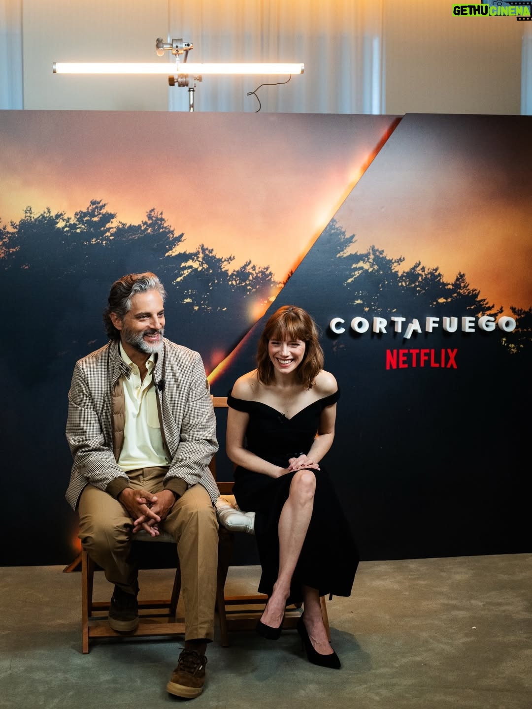 Diana Gómez - 33.4K Likes - Presentando Cortafuego 💥

Dirigida por @davidvictori, quién a parte de dominar el ritmo, la emoción y la tensión en pantalla, tiene la habilidad de crear equipos maravillosos y crear un ambiente favorable y lúdico para lanzarte y jugar. 

Junto con unos compañeros con un talento desbordante:  @belencuesta, @joacofurriel, Enric Auquer, @candela.margo y Mika Arias. 

¡Nos vemos el 20 de febrero en @netflixes!

estilismo de la mejor @cindyfigueroa_official 
vestido de @michaelkors 
zapatos de @mascaro_official 
joyas de @pdpaola_jewelry 
fotos de @dorian.ph 

y gracias @tragacetemakeup por hacer tu magia ✨