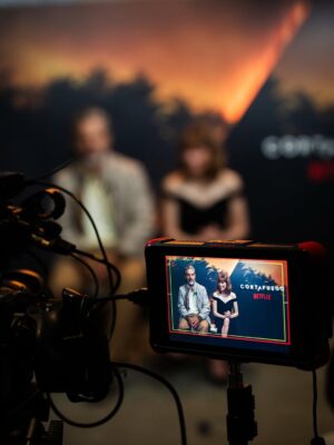 Diana Gómez Instagram - Presentando Cortafuego 💥

Dirigida por @davidvictori, quién a parte de dominar el ritmo, la emoción y la tensión en pantalla, tiene la habilidad de crear equipos maravillosos y crear un ambiente favorable y lúdico para lanzarte y jugar. 

Junto con unos compañeros con un talento desbordante:  @belencuesta, @joacofurriel, Enric Auquer, @candela.margo y Mika Arias. 

¡Nos vemos el 20 de febrero en @netflixes!

estilismo de la mejor @cindyfigueroa_official 
vestido de @michaelkors 
zapatos de @mascaro_official 
joyas de @pdpaola_jewelry 
fotos de @dorian.ph 

y gracias @tragacetemakeup por hacer tu magia ✨