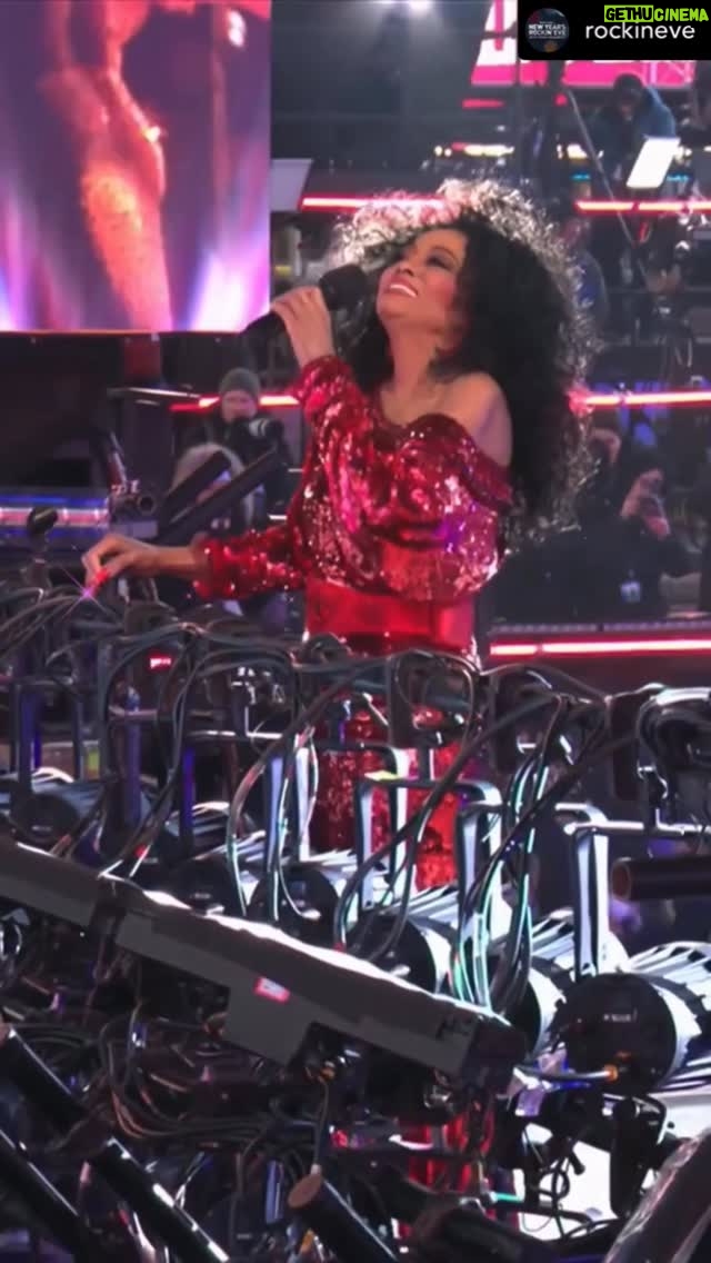 Diana Ross - 18.5K Likes - I’d like to thank everyone involved in putting this incredible “Magic Moment“  together, seven minutes to begin the new year.

The @abc and @rockineve teams, the dancers and choreographers, creative directors, so many people to make a happy happy new year, and to you the viewing audience. I love you. #dianaross #rockineve